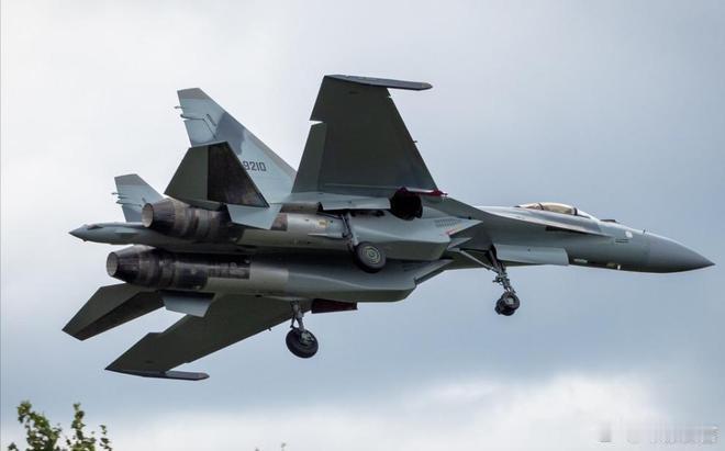 苏35  Vs F16(战隼），谁更强？？一个🇷🇺第四代半战斗机2008年首