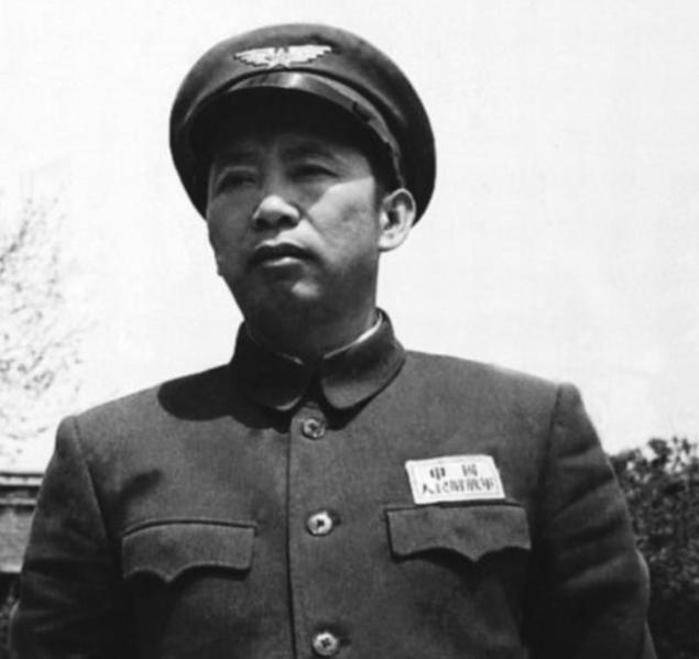 1958年，毛主席和刘亚楼的会谈不欢而散，刘亚楼连忙求助周总理和罗帅。
 
19