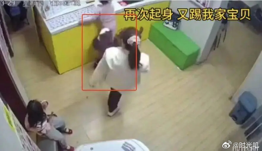 4岁女孩独自买汉堡遭陌生女子踢踹 河南一4岁女童独自在汉堡店等餐，只因不小心抬了