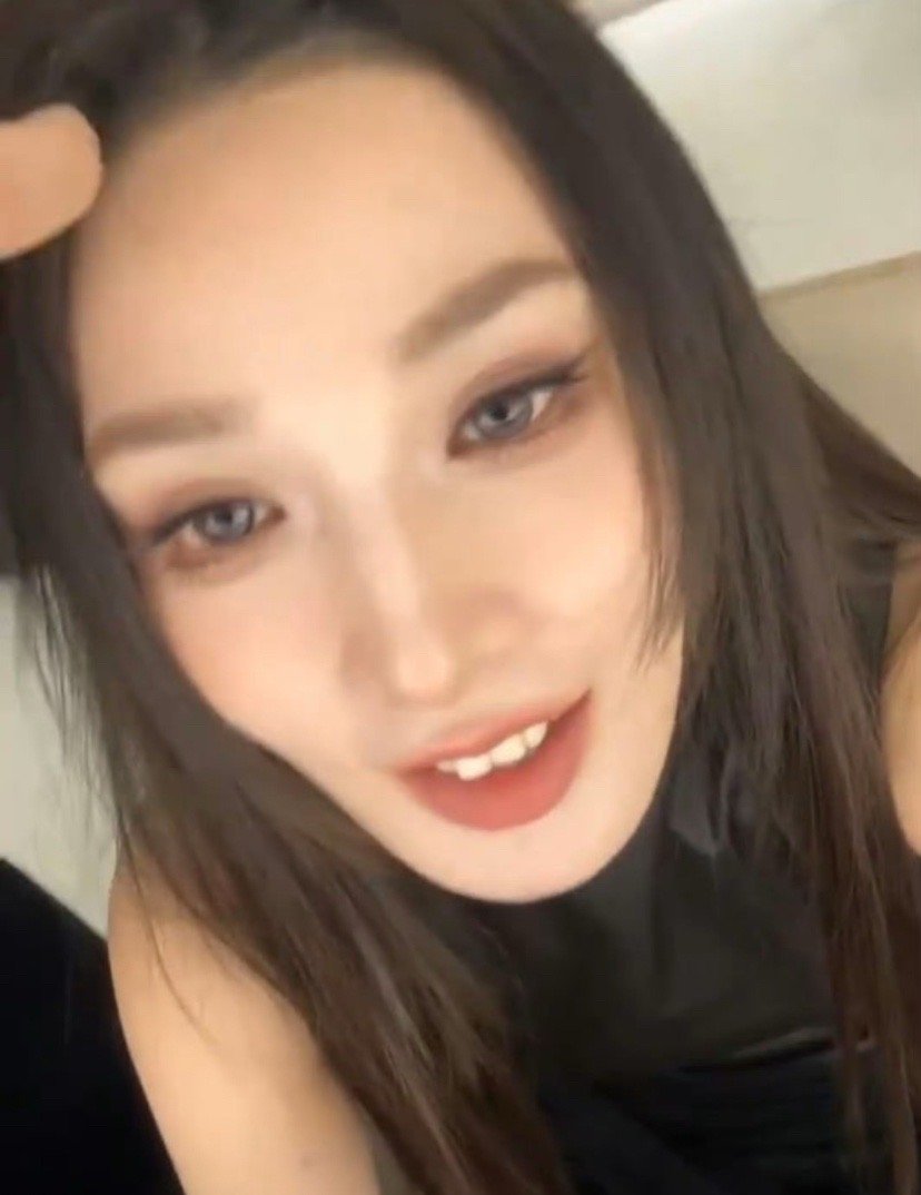 彭小苒卸下假发片那一刻，全场震惊——原来女神的发际线也会偷偷溜号！她还幽默自嘲大