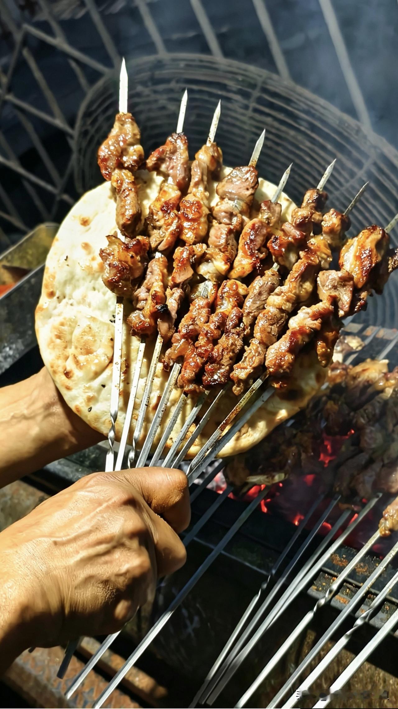 夜幕降临
乌鲁木齐
整座城市大街小巷
烟雾弥漫，肉味四溢

在这座城市里面想减个
