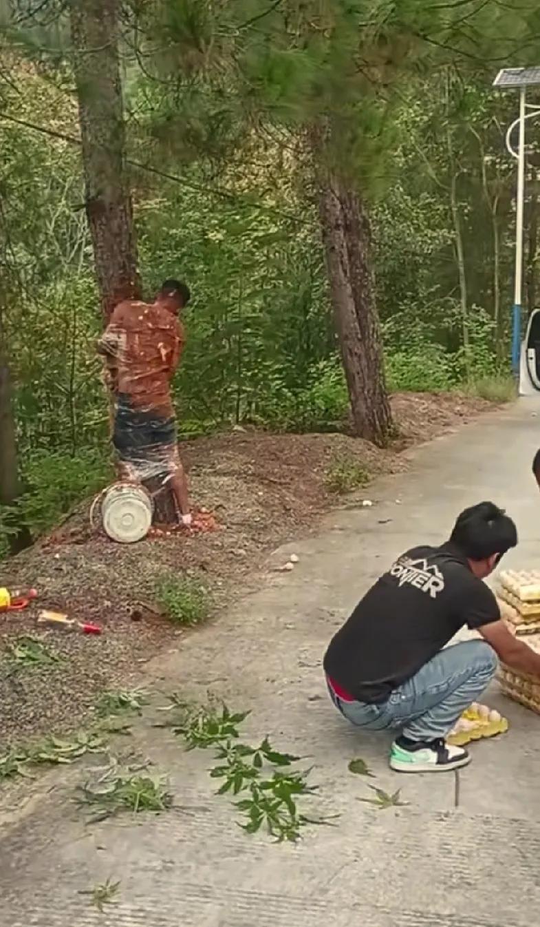 某些地方，还有这种婚闹恶俗，泼一身的番茄酱，用透明胶带把人绑着贴树上，鸡蛋往身上