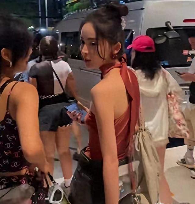 纸片人冷白皮烤瓷牙 内娱流水线审美有多假 正在悄悄带偏年轻人