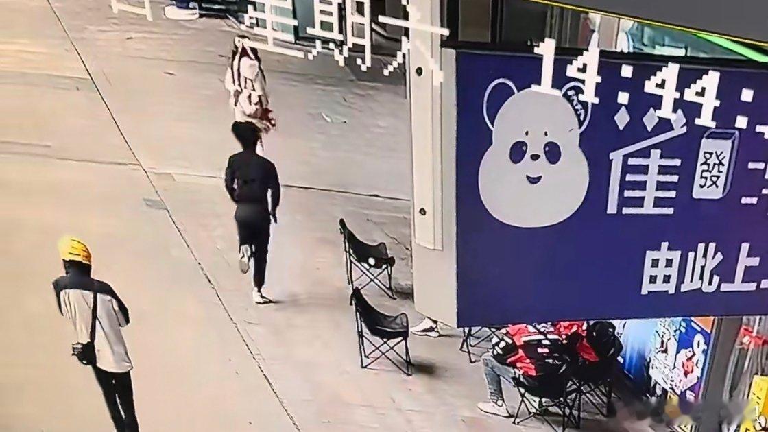 男子从背后加速冲撞女孩倒地后逃走应该按故意伤害罪处置，不应寻衅滋事罪判处，他有助