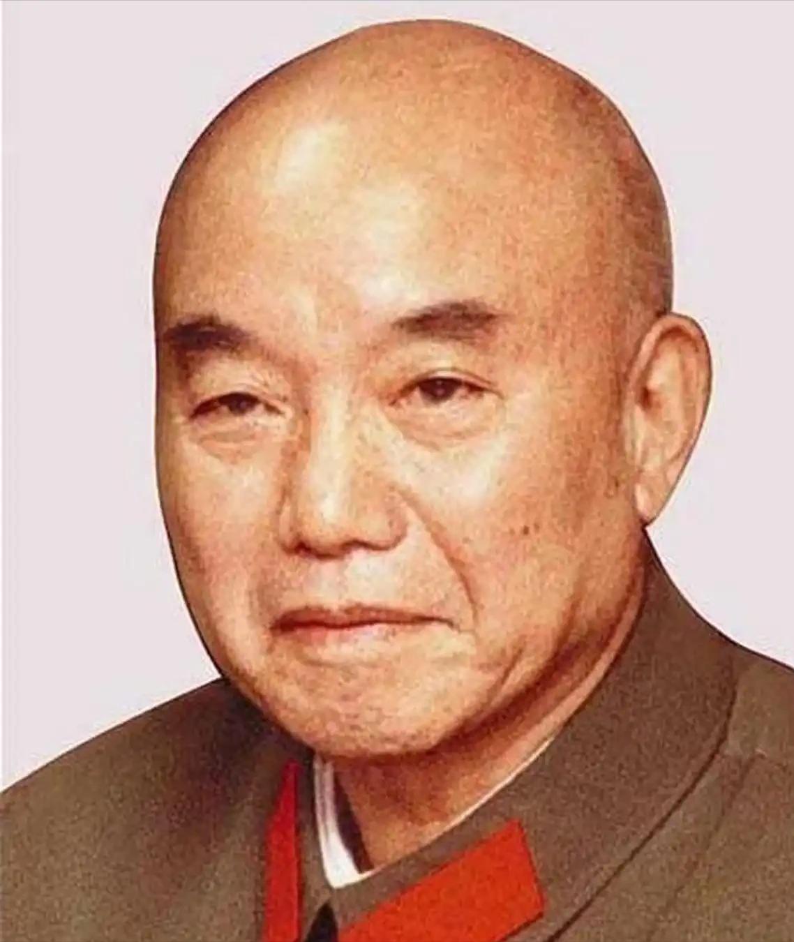 1931年，萧克看到一个俘虏后大惊失色，急忙对看守说：“他已经被俘，可以不用再捆