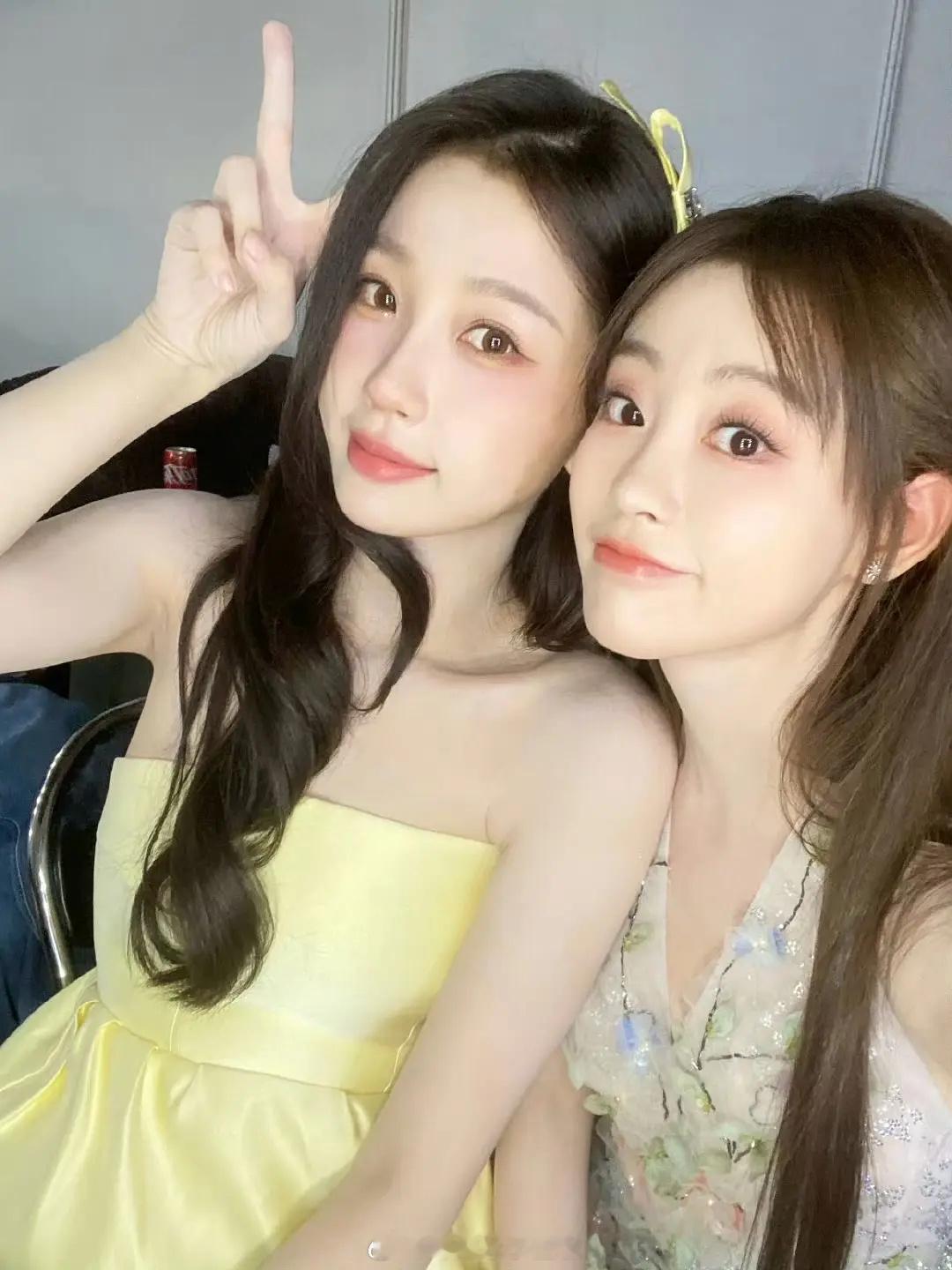 姐姐发合照啦！两个美女子实在是太可爱了啦！[哈哈][哈哈][哈哈]虞书欣｜祝绪丹