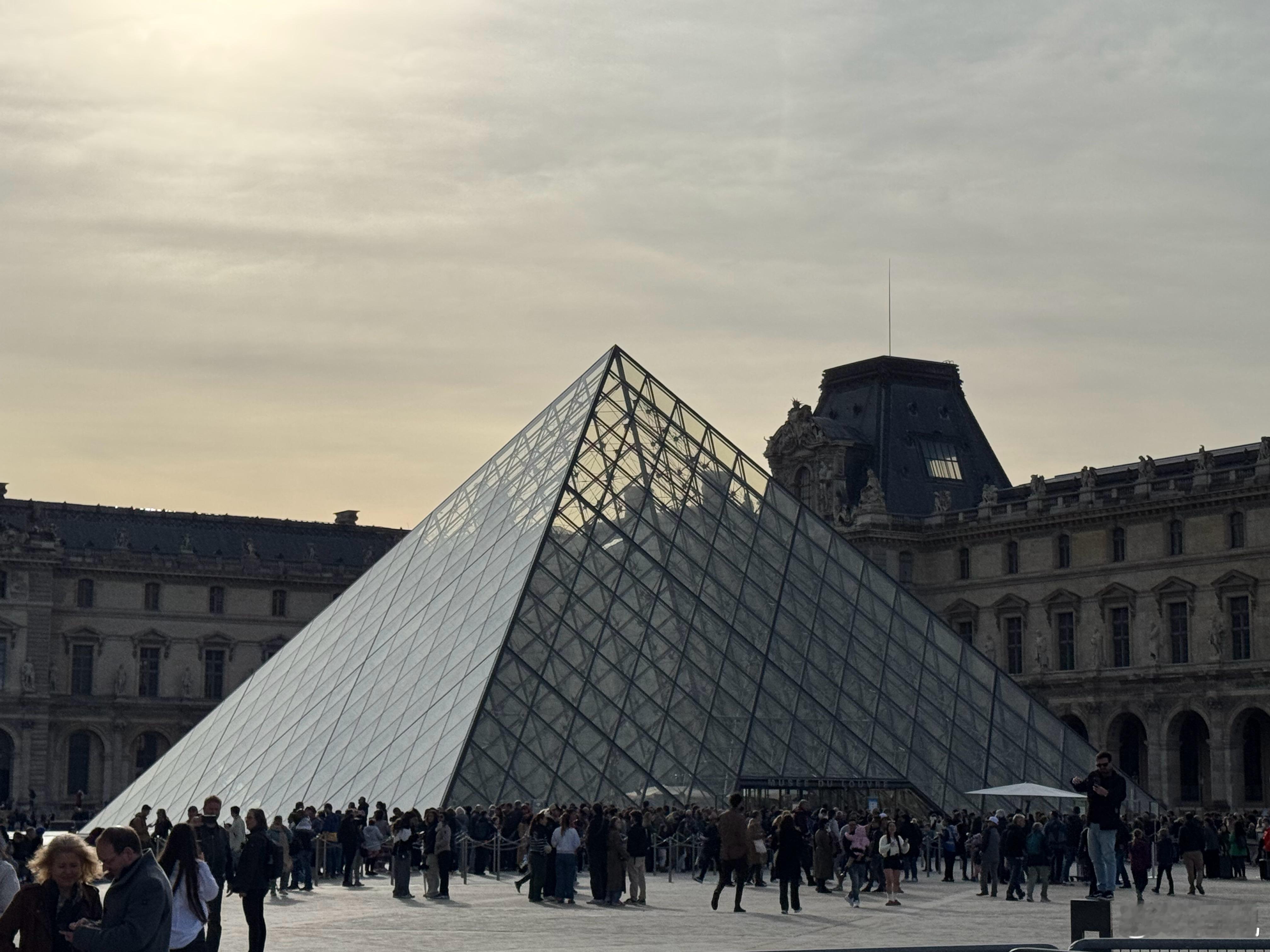 时隔七年又到卢浮宫，搜了下七年前的微博，那时候正是跟林爸爸激战正酣，我被骂废了。