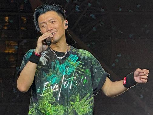 谢霆锋真牛！45岁坚持素颜开演唱会，镜头拉近皱纹青筋显老态！

谢霆锋在男明星中