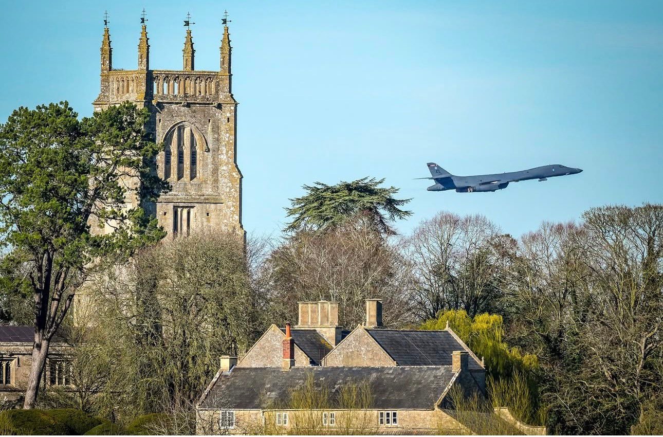 2026年3月21日，一架美国空军B-1B“枪骑兵”战略轰炸机从英国费尔福德皇家