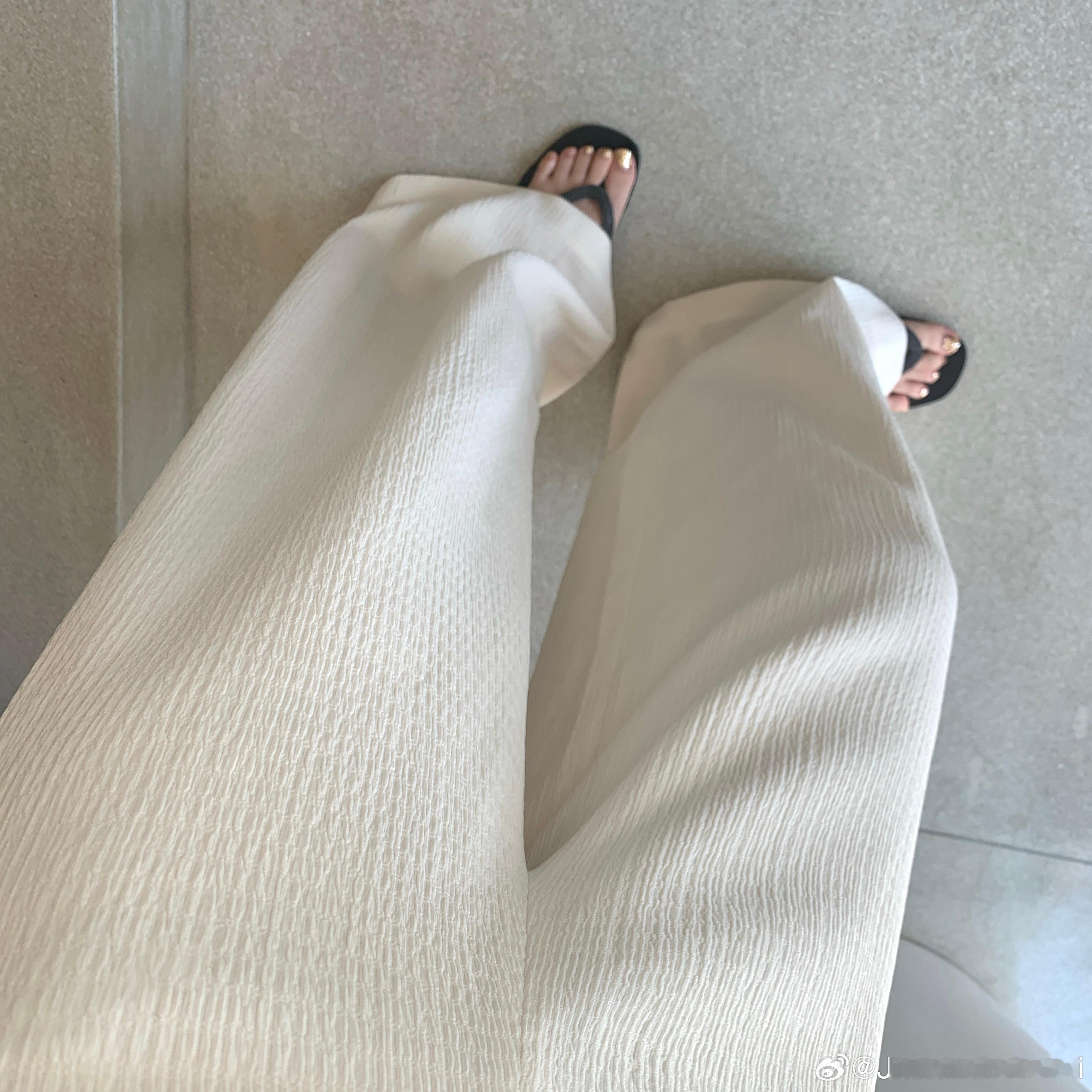 灵动浪漫温柔又高级的肌理感奶白裤很漂亮的肌理感梭织布料 淡淡柔和的 完全不夺目 