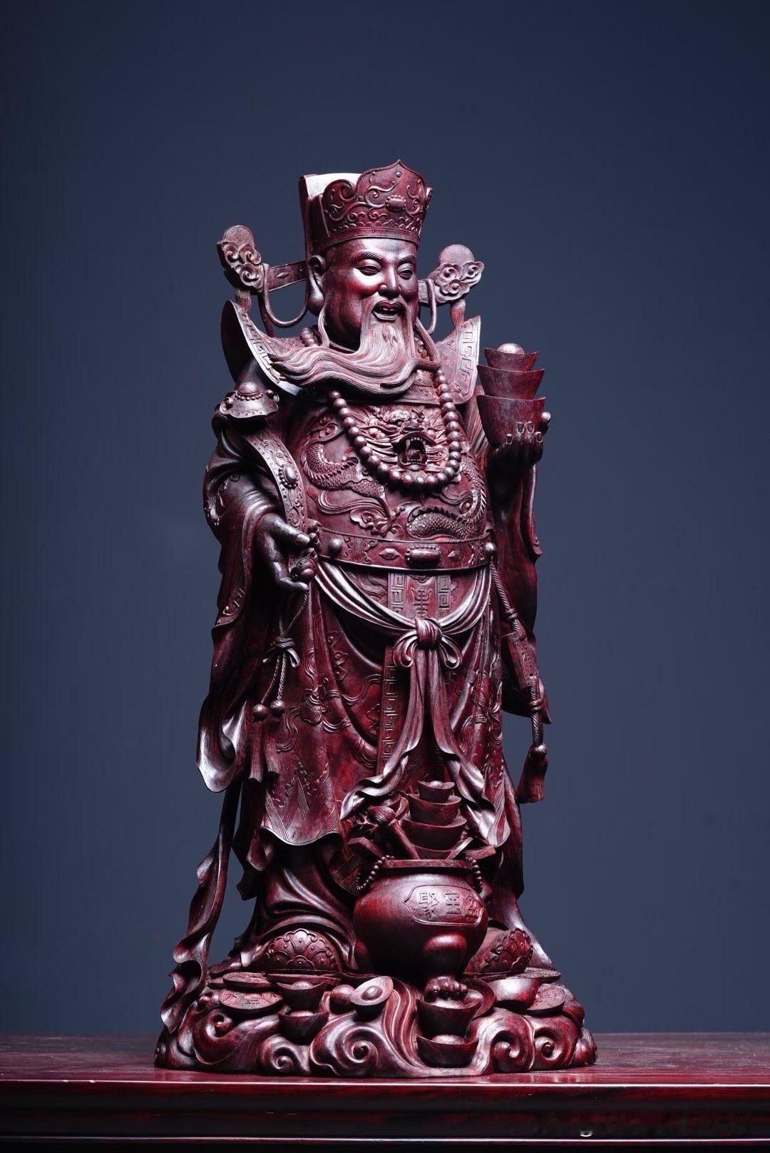 小叶紫檀｜财神

紫檀沉润如夜色，财神立于祥云聚宝之间，眉目含笑，却不见半分俗气