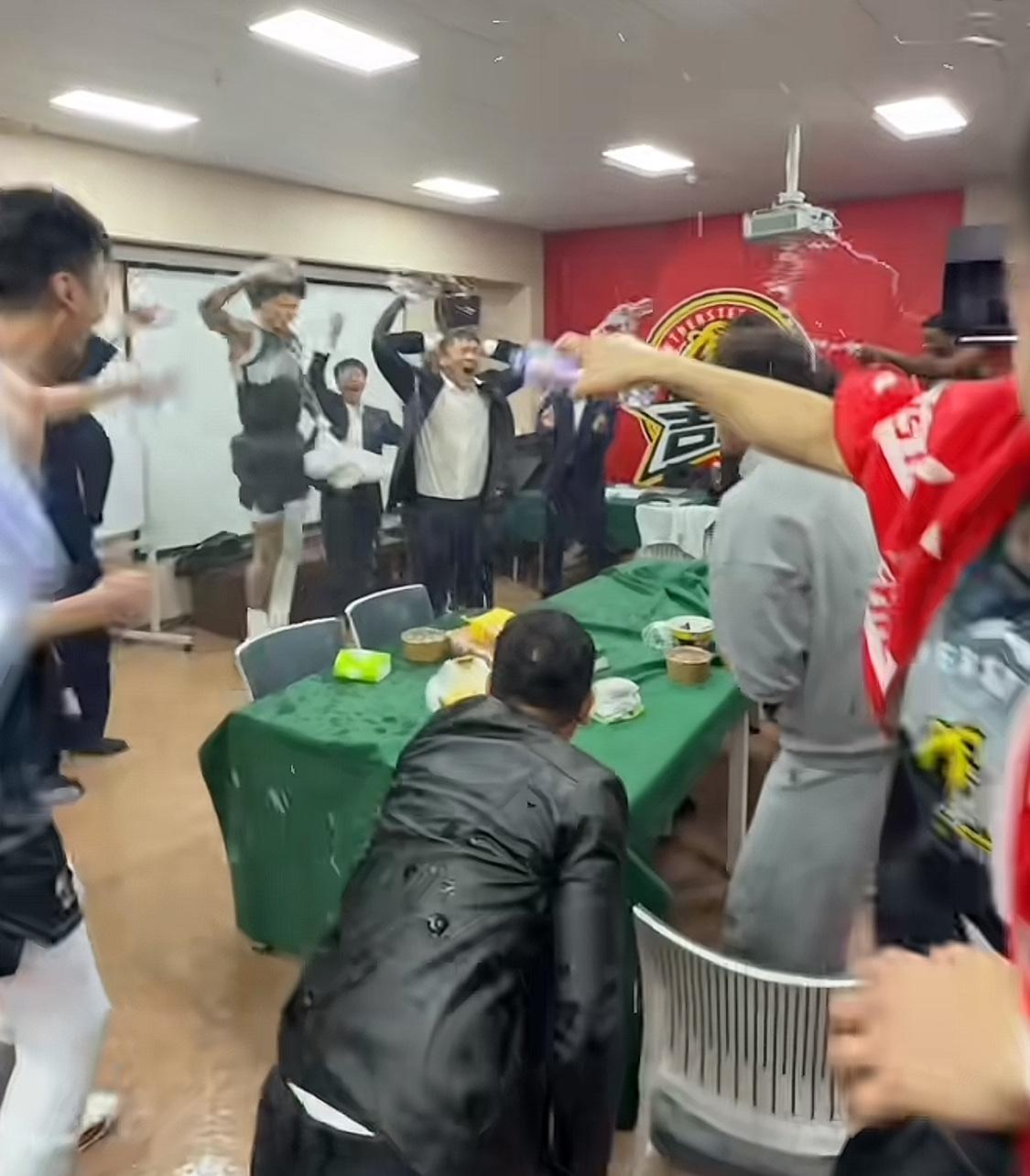 吉林男篮取得首胜终结主场两连败，主教练李昂更衣室被球队洒水祝贺，李昂更是含泪致谢