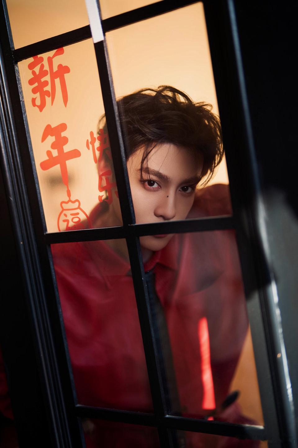 田栩宁少年鲜衣怒马，红装衬得眉眼如画，田栩宁的新年氛围感，从这一抹惊艳的红开始，