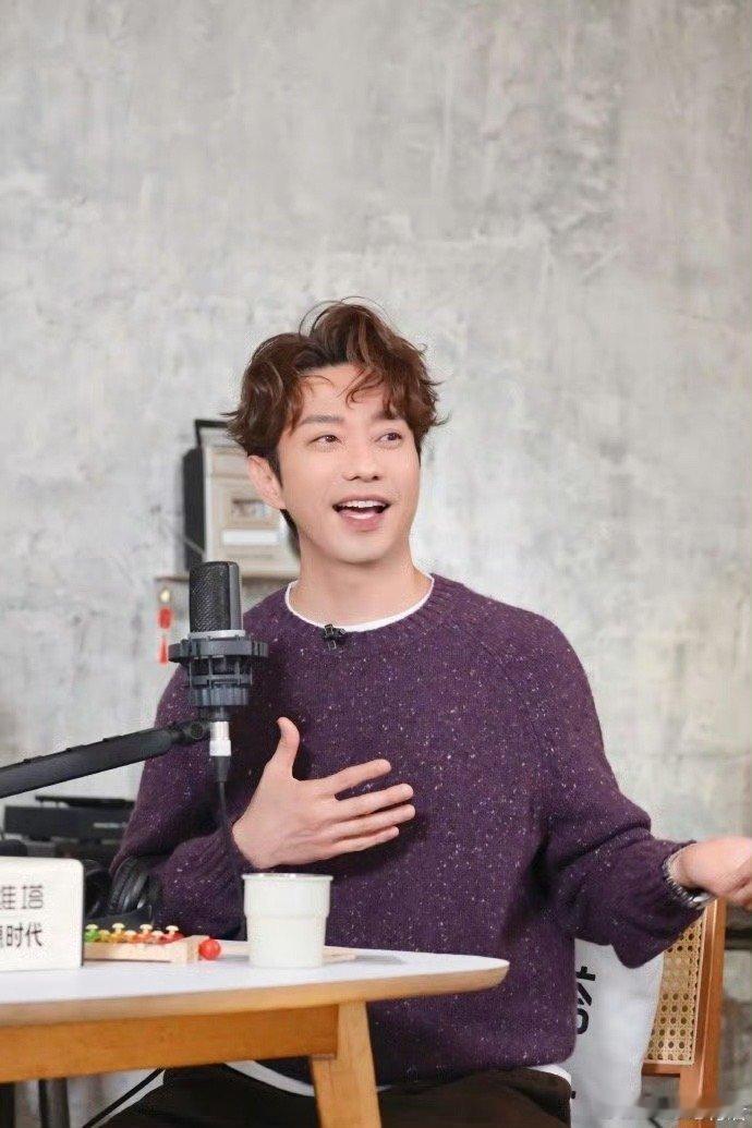 张栋梁 真人秀曾让我拧巴曾怕群像综艺里的安静是“隐形”，怕不抢话就没存在感，张栋