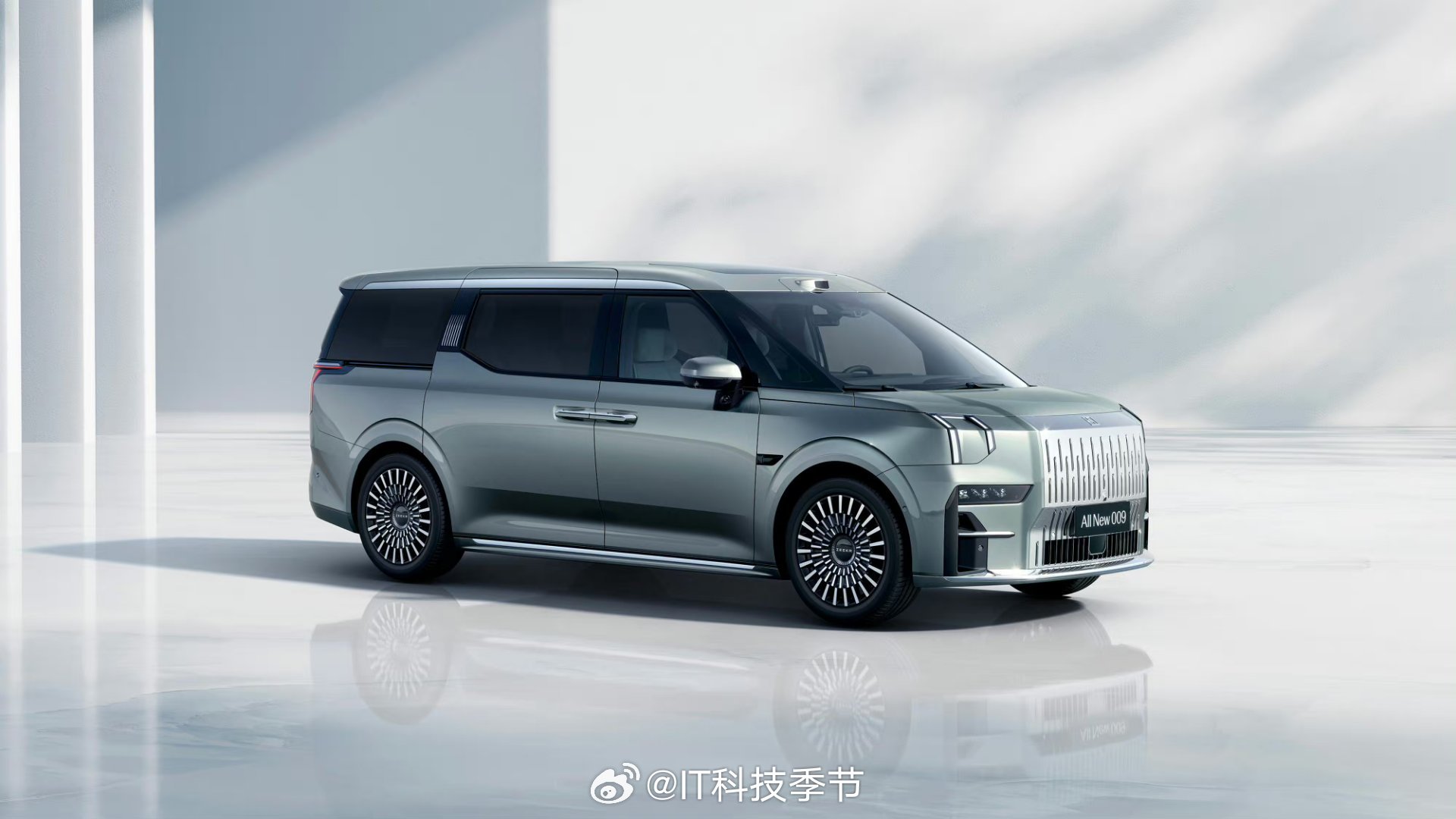#极氪009出七座版了#极氪009尺寸和我的M9差不多，不过外观伶俐多了！这个前