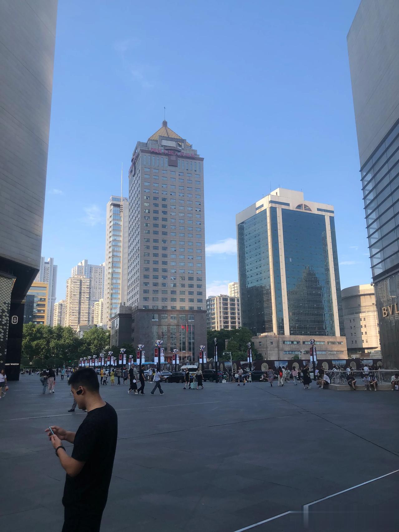 好久没有来新街口德基广场了，这里还真不缺人，可以说是人气太旺了！[强][强][强