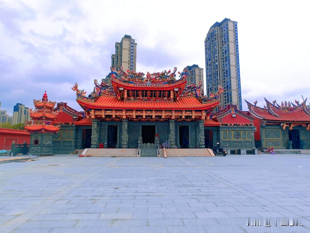 在美丽的九十九湾畔，矗立着一座闽南传统建筑风格和现代装修工艺集大成者的庙宇——东