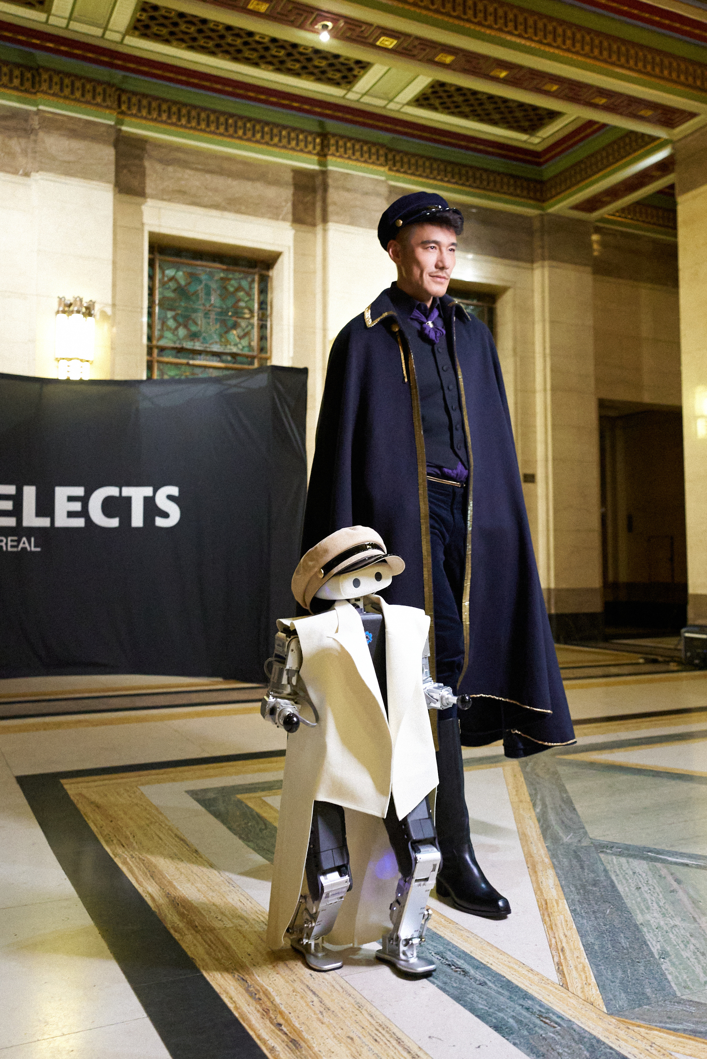 胡兵给荣耀机器人发走秀offer 潮流跨界玩转新花样，时尚魅力从来不分领域！胡兵