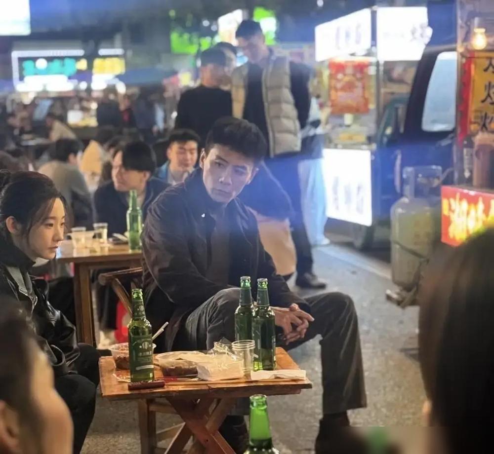 金马影帝刘烨，竟然被拍到在街边小摊吃炒粉，整个人暴瘦脱相，瘦到颧骨都凸出来了！