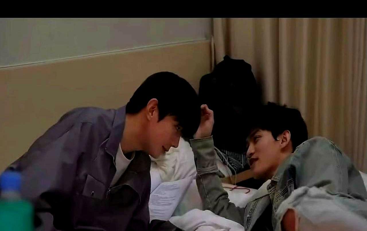 排练厅没开机，高嘉辉捧着普普的脸亲了上去，啵的一声。这根本不是演戏。
 
他就是