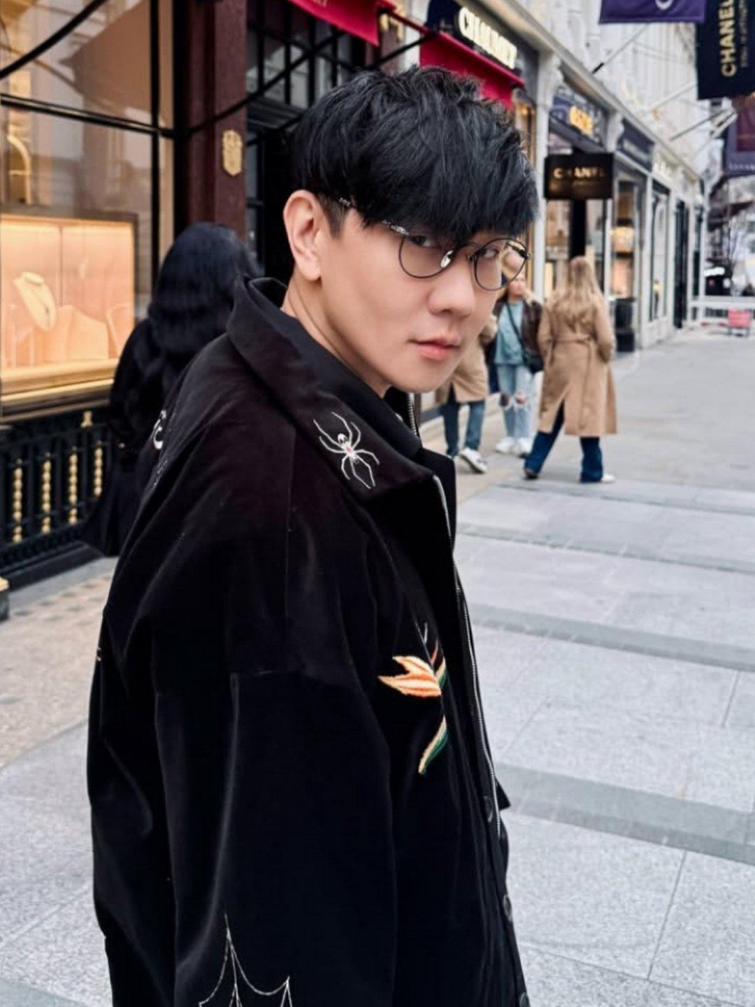 林俊杰在伦敦，JJ的爱马仕包包好大[偷笑] ​​​