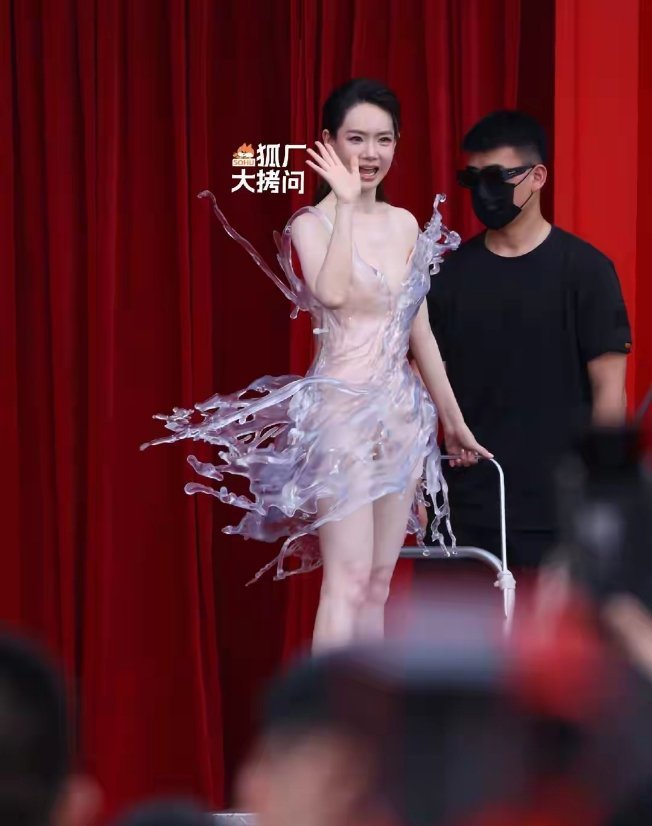 米兰的时装周如火如荼的举行，内地的时尚活动也得跟上。时尚芭莎就在武汉举办了一个庆