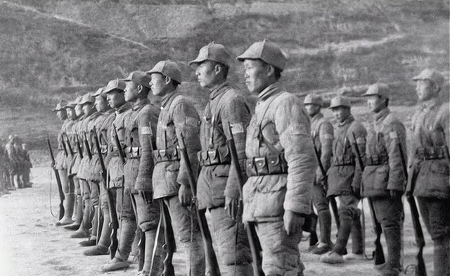 1942年，八路军周彪率机关队伍转移途中，察觉秘书故意走在外侧，还偷偷撒高粱粒。