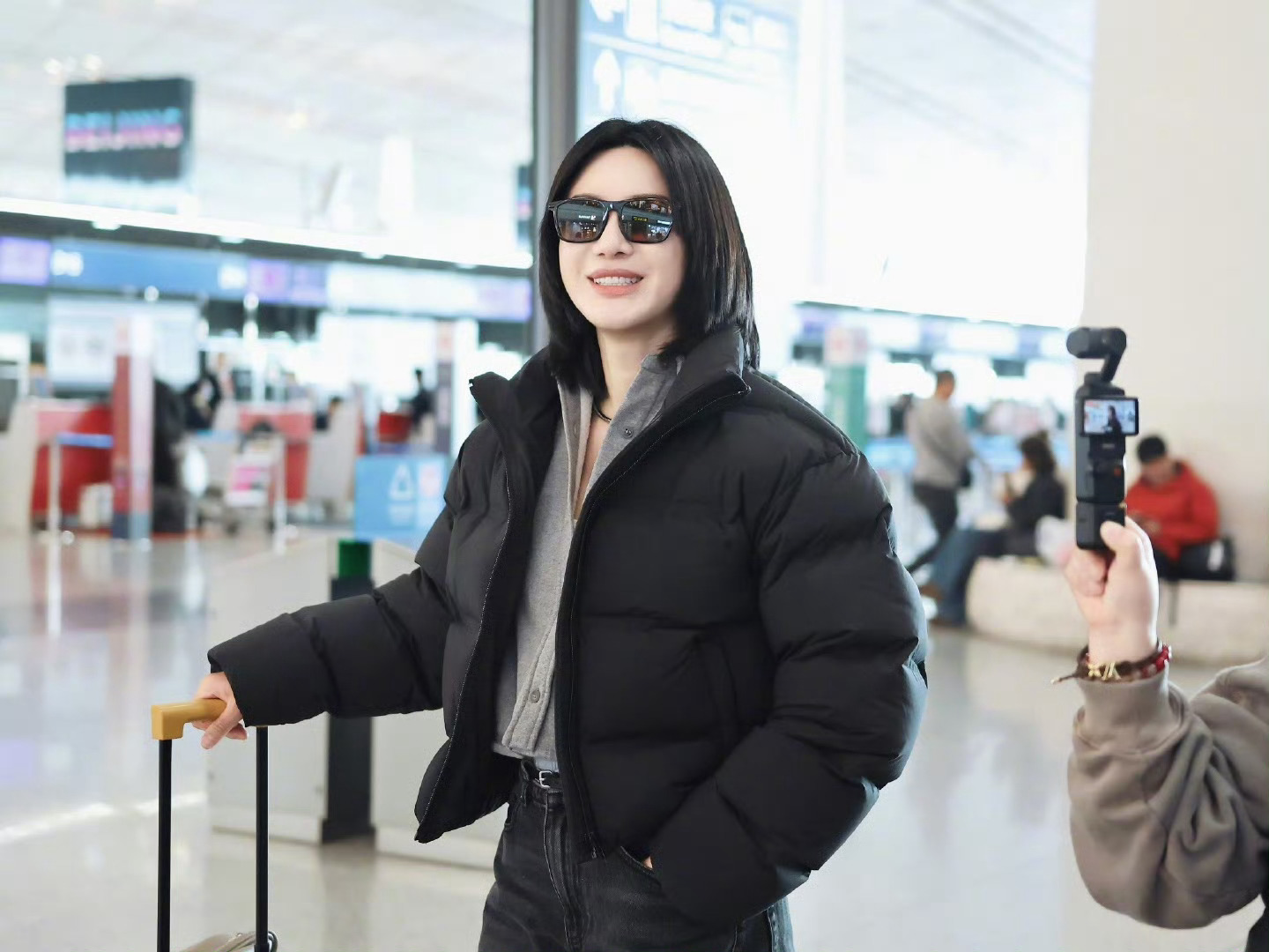 尚雯婕带着阿贝贝去创业舞台上气场全开的尚雯婕，创业居然随身带着“阿贝贝”小毯子!