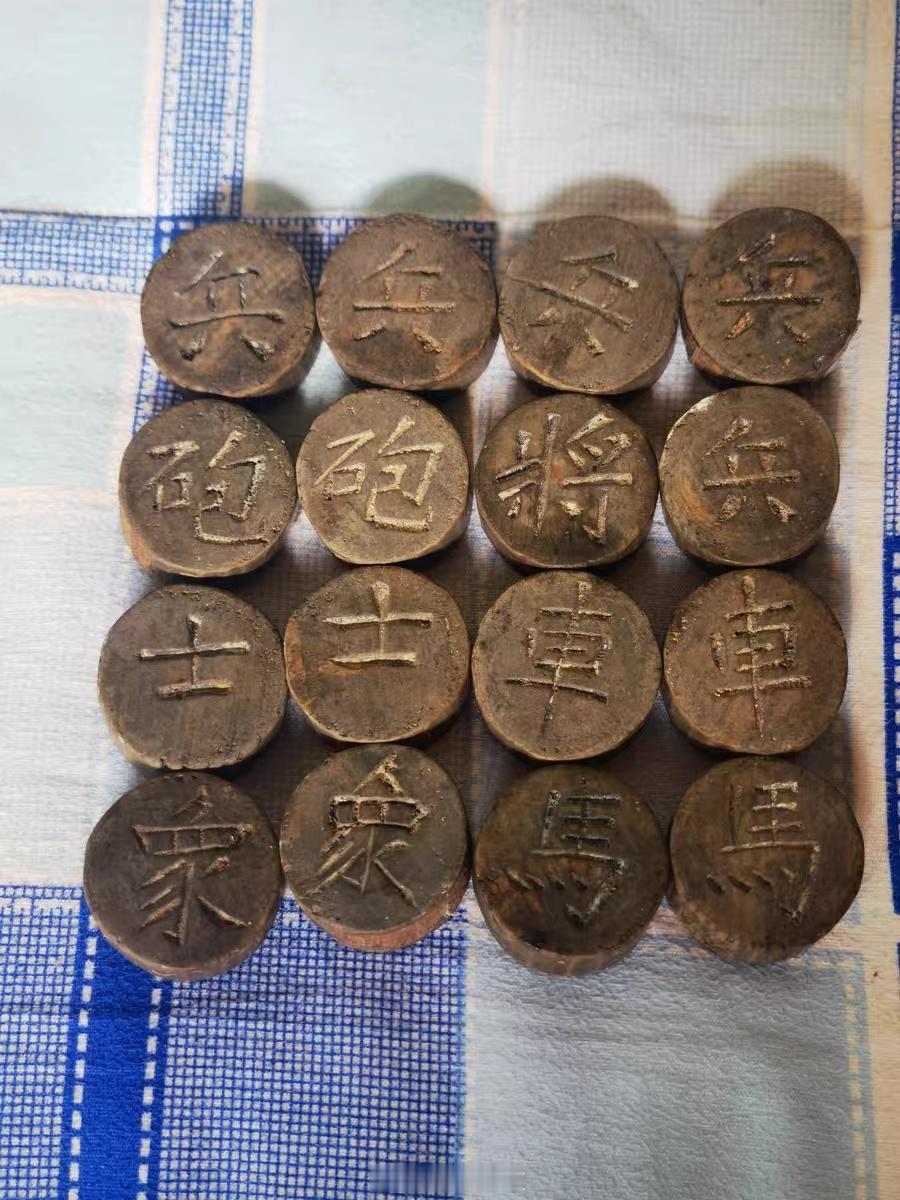 入手一套象棋，帅方用卒，将方用兵，属于种比较古老的配置。 ​​​