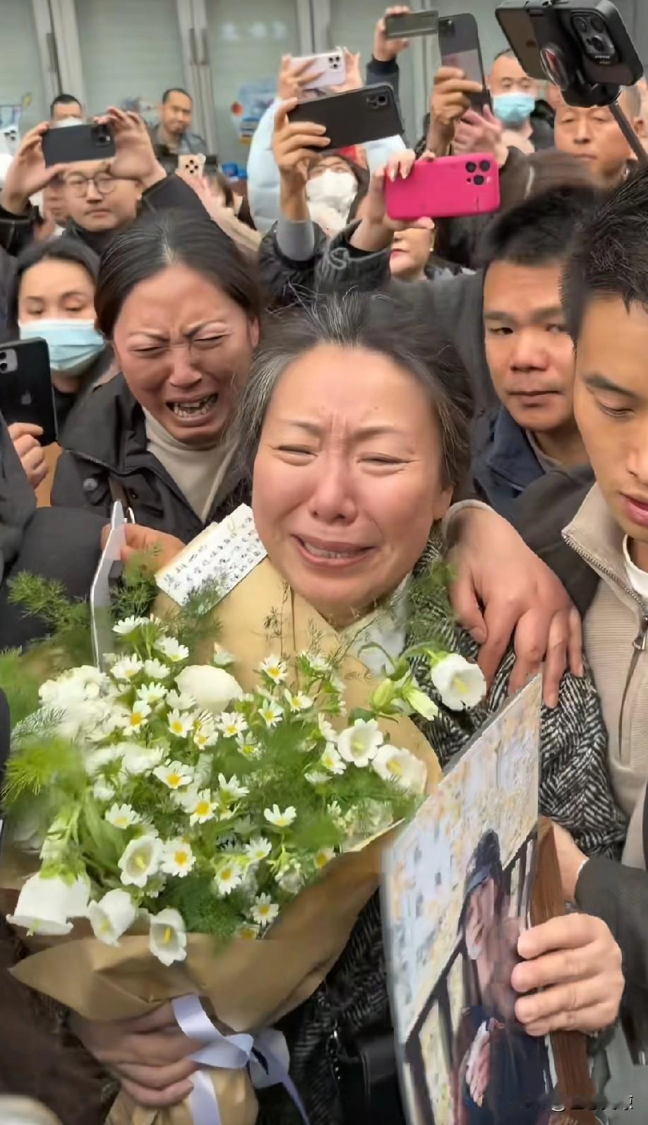 庭审结束，紫雅妈妈哭着离开了庭审现场，那泪水里满是内心的不甘，这一幕实在叫人心疼