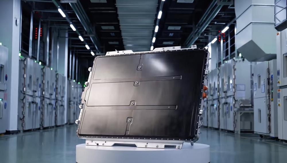 最近刷到梨视频和中国汽研联合做的电池安全测试，真的被华为巨鲸电池平台硬核到了。尤