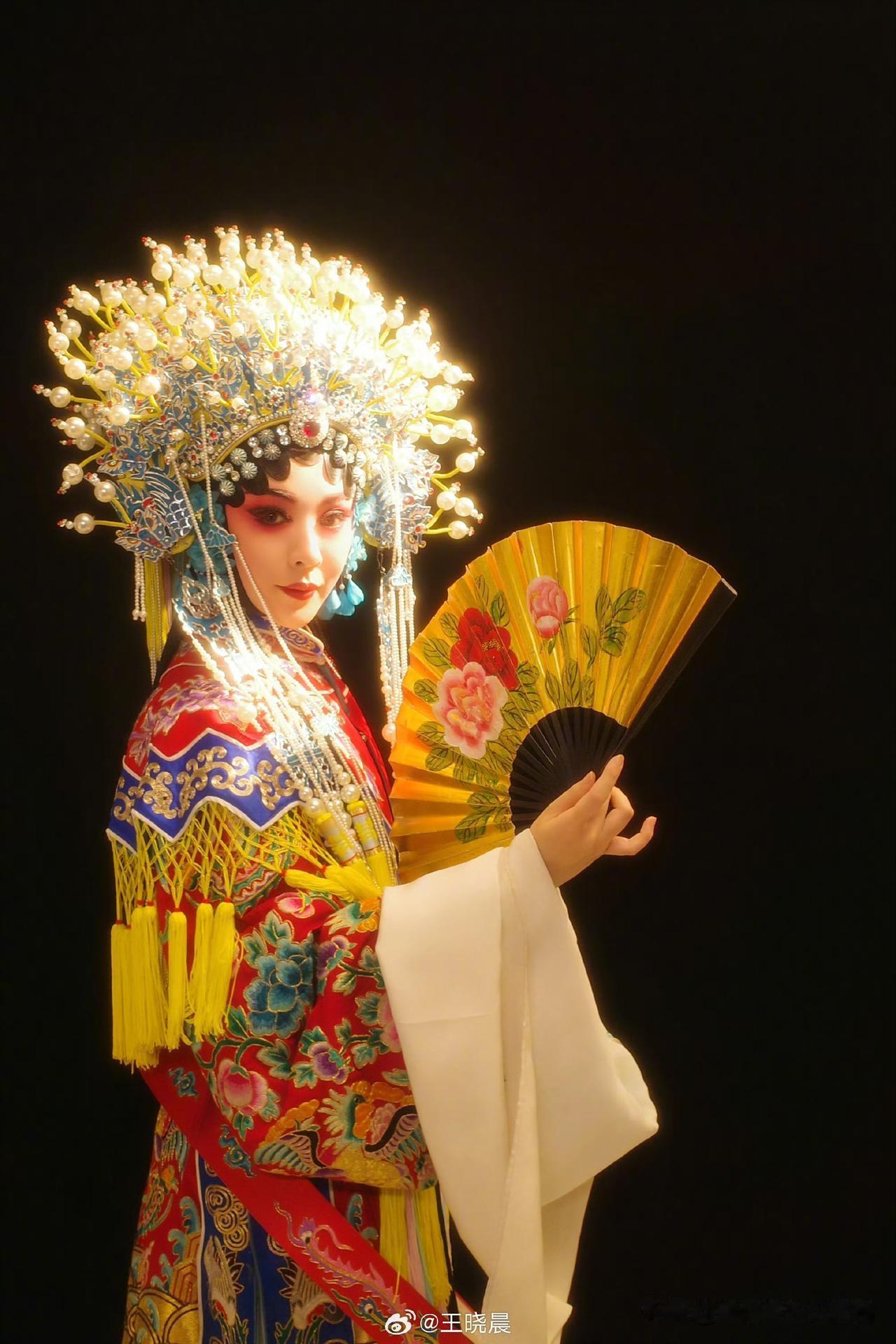 从少年练功房到《主角》米兰，王晓晨的贵妃扮相，把东方美玩明白了

王晓晨凭借热播