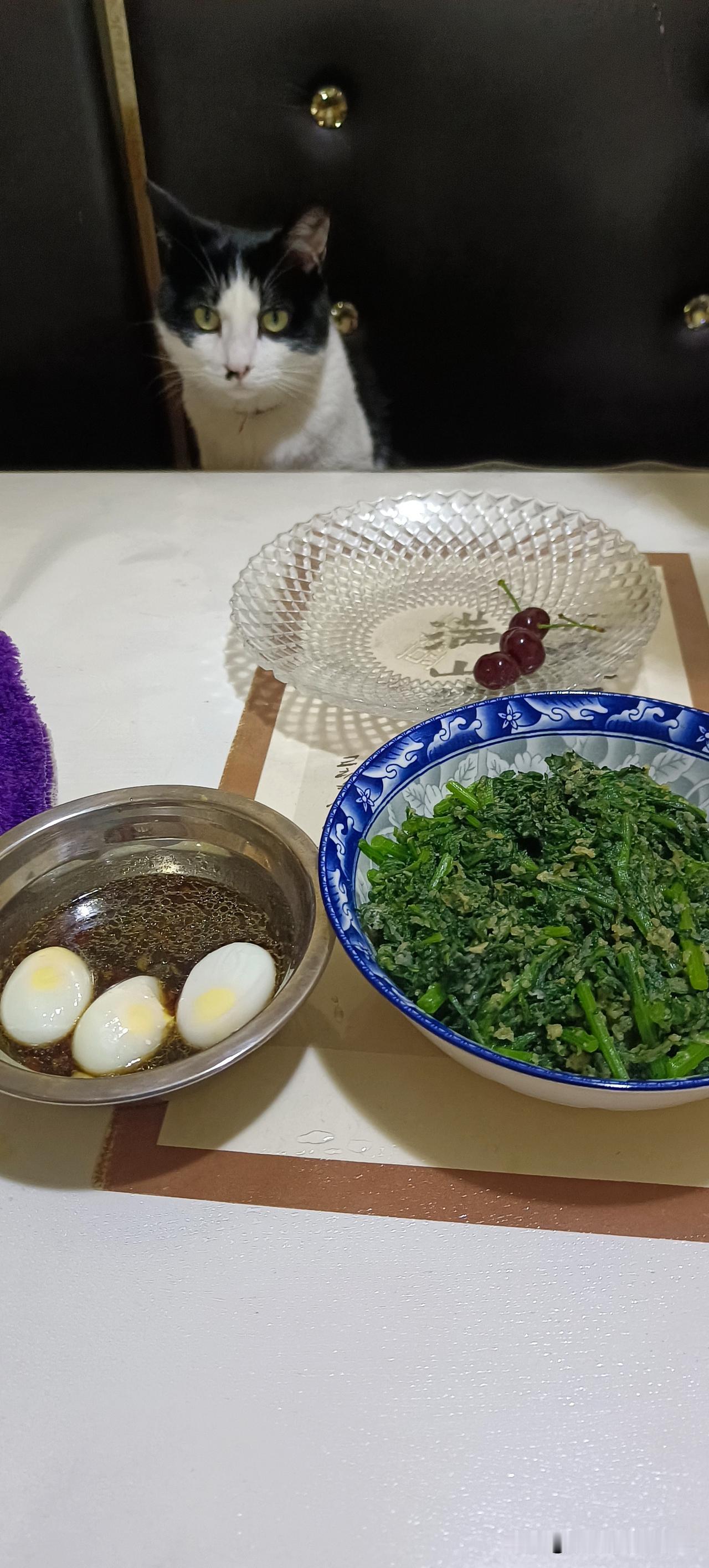 得了糖尿病真的天天不知道吃什么，感觉稍微吃点东西都会炸糖。
但是如果天天吃那么一