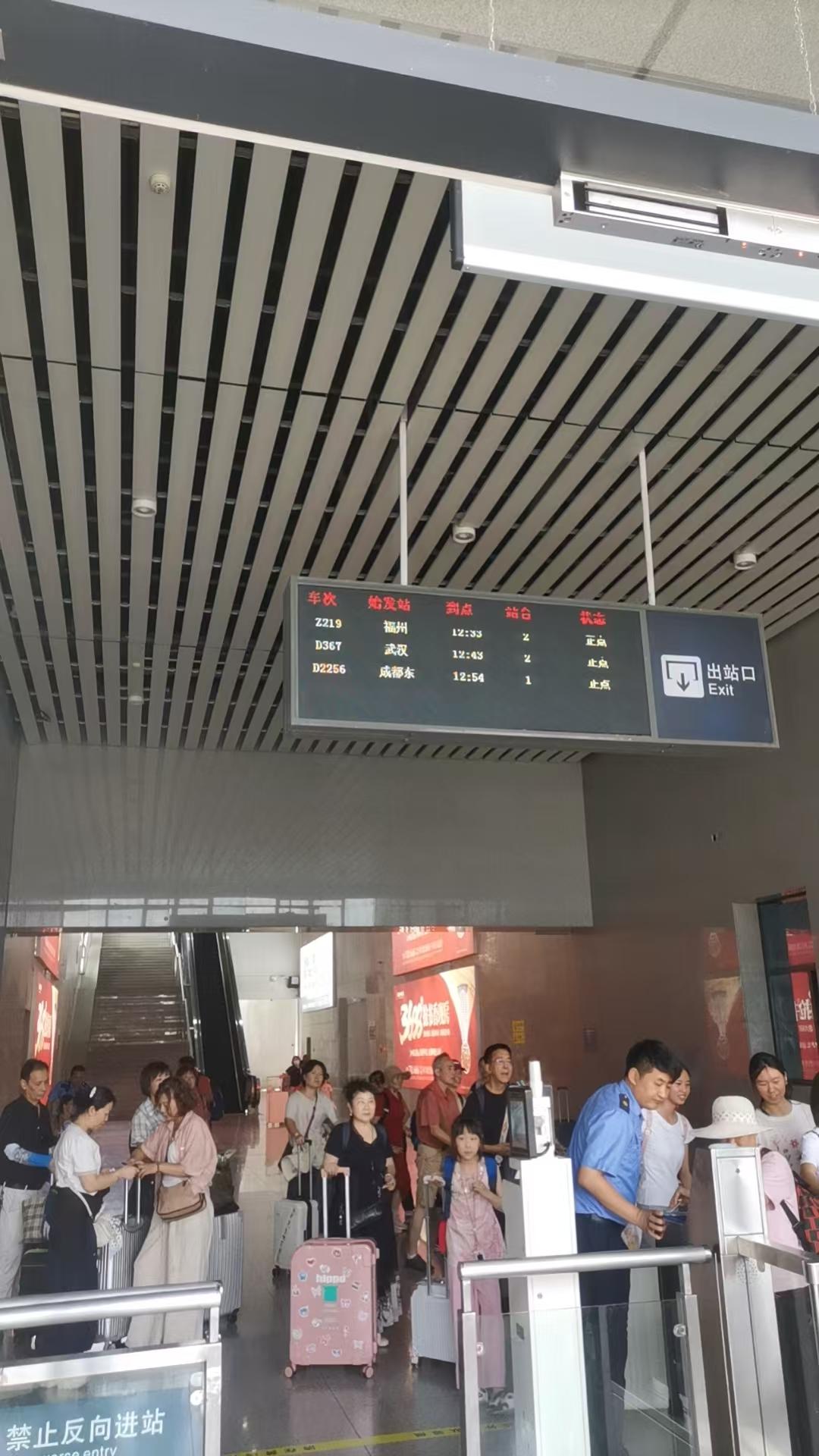今天中午我的弟弟弟媳也从襄阳来到了利川，谋道香香民宿，这样我们姐弟四家都来到这里