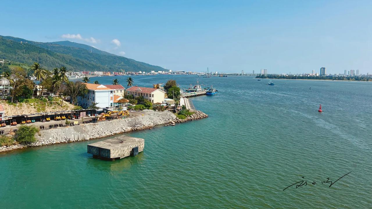 今天我们的邮轮到达越南岘港，博物馆去了、海滩去了、寺庙去了，晚上还找了家街边小店