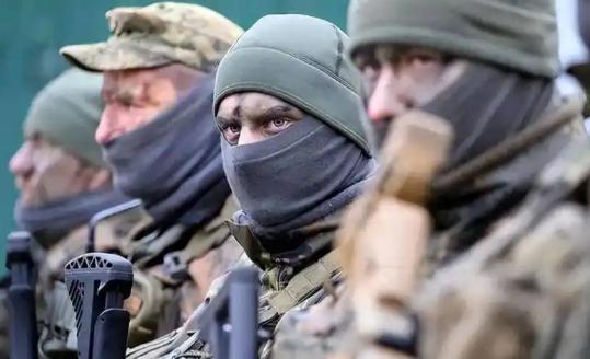 乌克兰恐怕真的没人可死了！俄军在顿涅茨克打扫战场，越扫越心惊：满地阵亡士兵，竟没