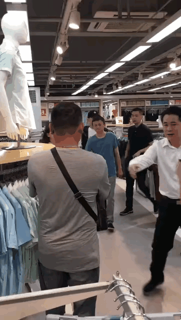 马老师逛商场，还是一身休闲装，还是一双3520，气场依然势不可挡！
