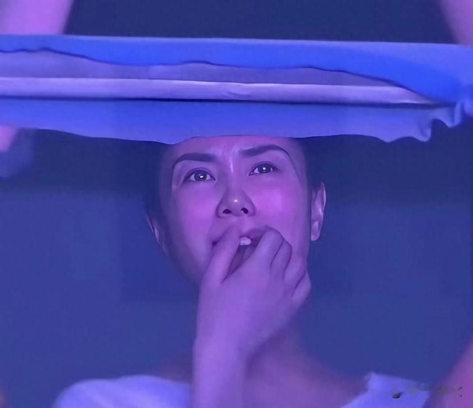 鸟巢演唱会动人一幕！45岁谢霆锋台上深情演唱，56岁王菲台下泪如泉涌
 
202
