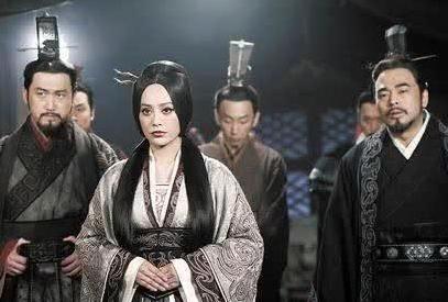 秦武王扛鼎失败，年仅23岁便去世，按秦国传统来说，王位应该由其亲弟弟公子壮继承，