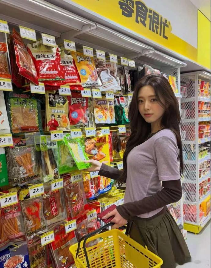 申有娜自带出片buff不必追逐网红风光，烟火缭绕的菜场、琳琅满目的超市，只要申有