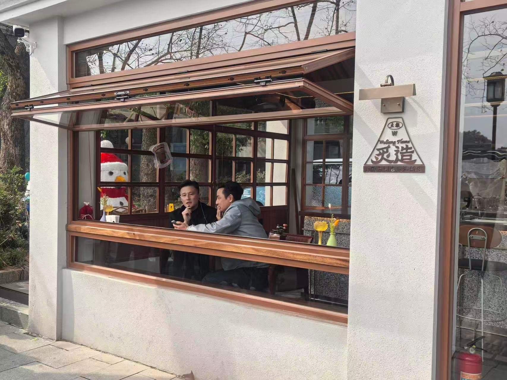 尹子维作为吴彦祖特邀好友上节目今夕是何年！尹子维以吴彦祖好友身份加盟综艺，西湖同