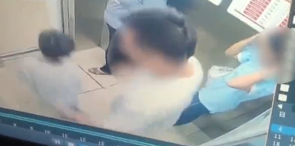 9岁自闭症男童独自乘电梯，被同乘男子用脚猛踹，家长上门理论，对方竟拿出刀具！目前男子被拘10日，罚款