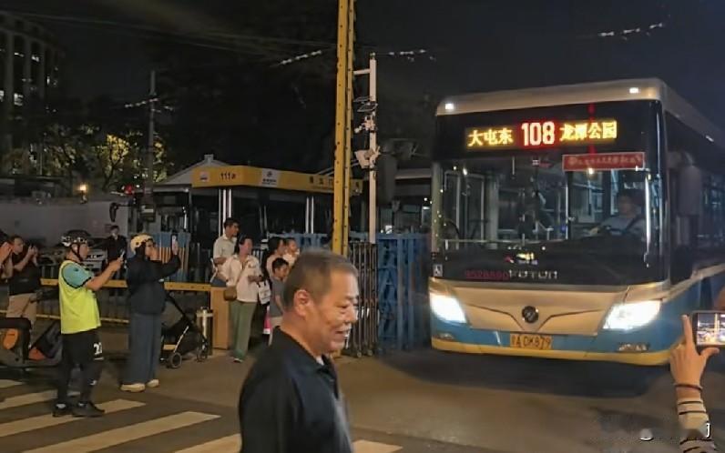 崇文门场站腾退，两条经典电车改线，你的通勤会受影响吗？
 
经常坐北京108、1