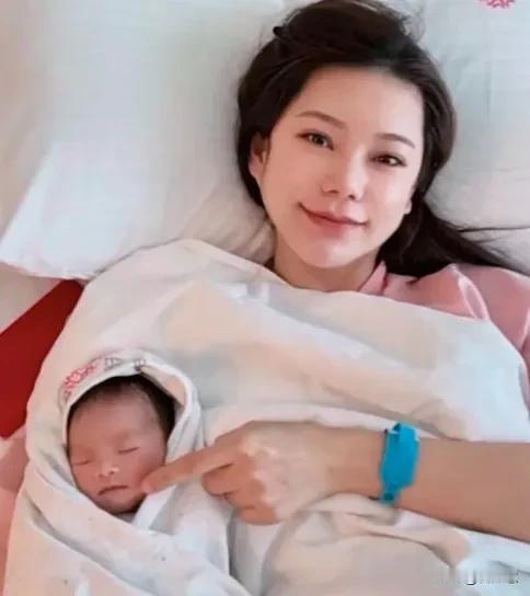 这个小娃娃真好看，最最好看的是生小娃的她，不知道娃娃奶奶会高兴成啥了[笑][大笑