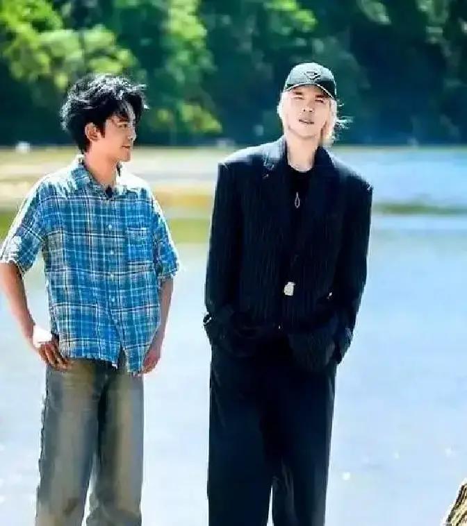 向佐刚在采访里甩出一句“娱乐圈水太深”，话音没落，丁真直播里回怼：“扛不住就别混