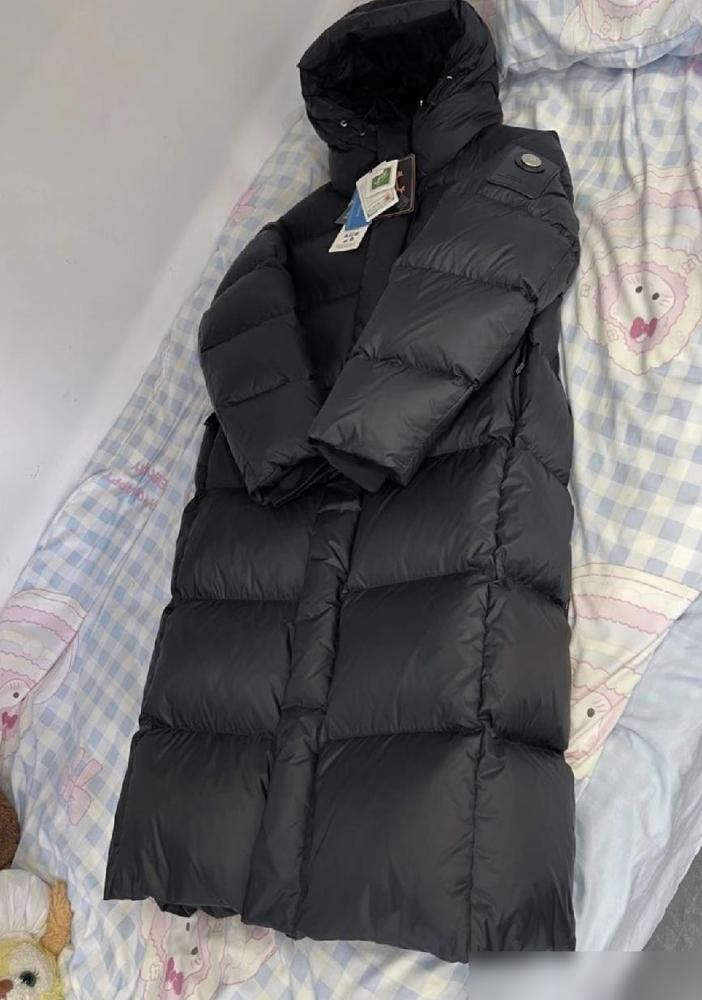 买羽绒服第一件事，不是看充绒量，而是锁死颜色。
​
尤其当你盯上那件月销1000