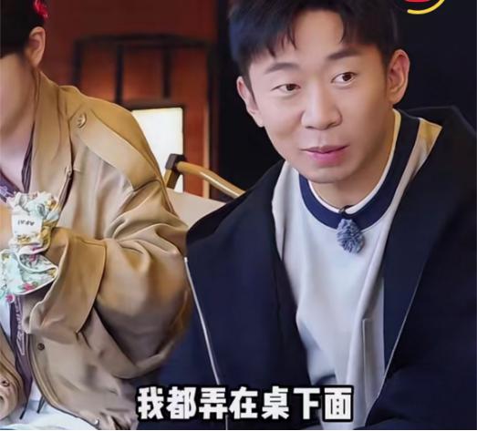 杨迪：“小时候躺床上会掏鼻子吗？”

徐梦洁：“会。”

杨迪：“怎么处理？”