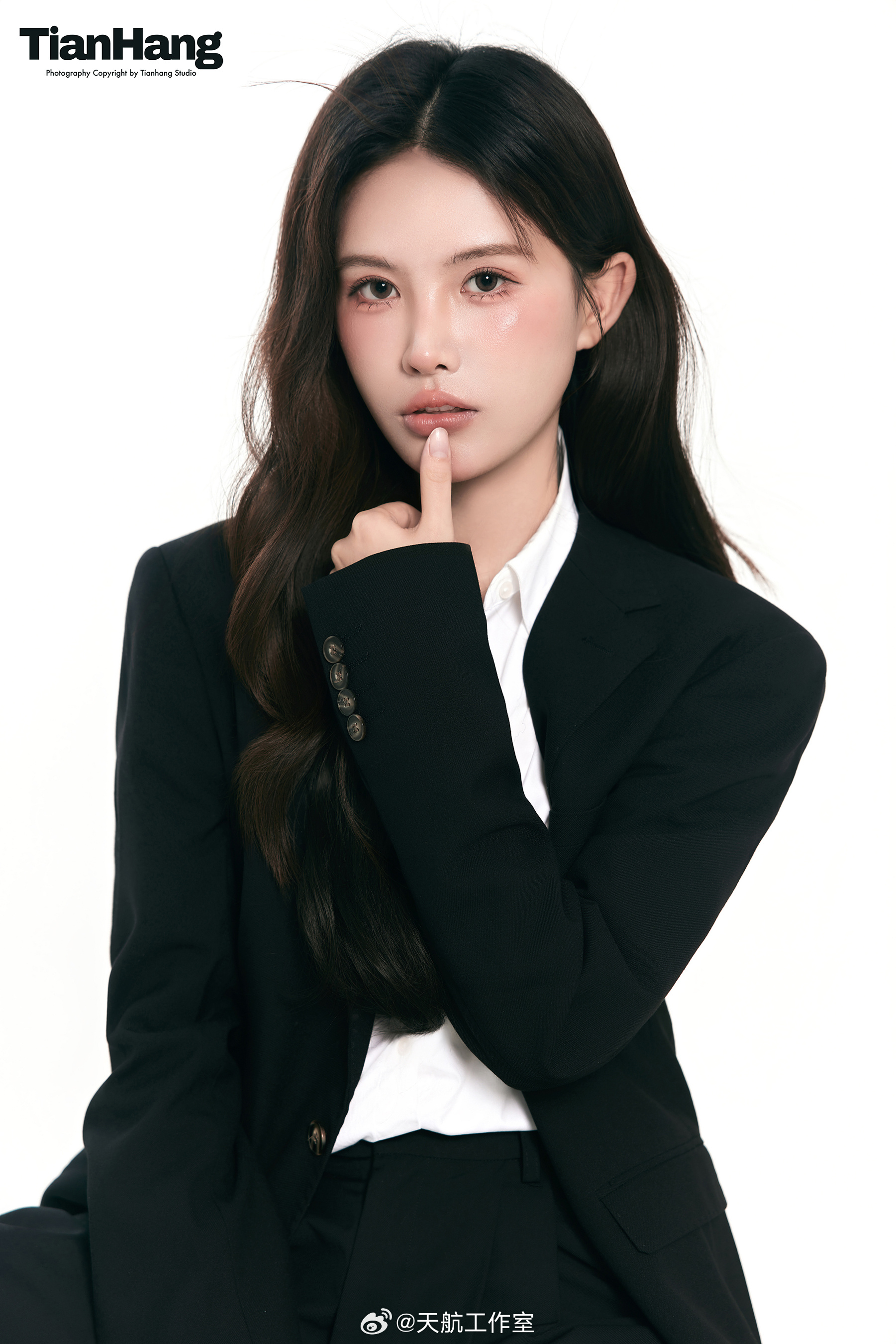 ✨棚拍客片分享Less is more · 黑白西装里的松弛感💫天航工作室韩系
