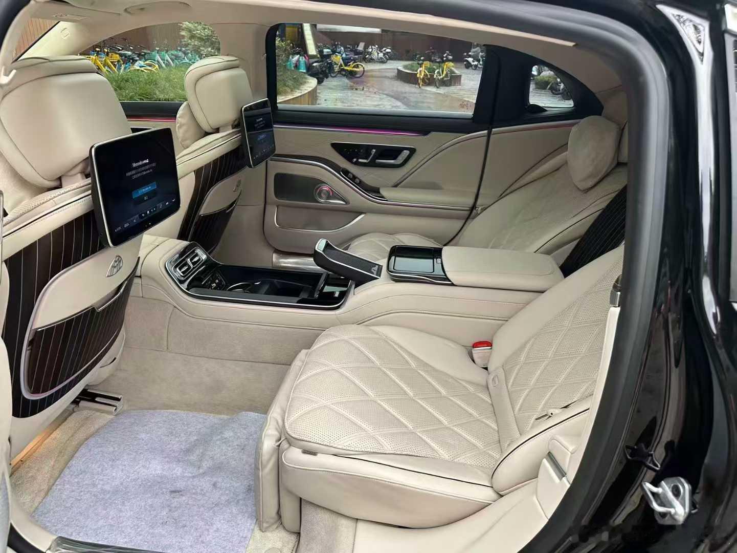 迈巴赫S680 特殊配色 加急寻伯乐，23年8月落户、仅行驶9300公里  ​​