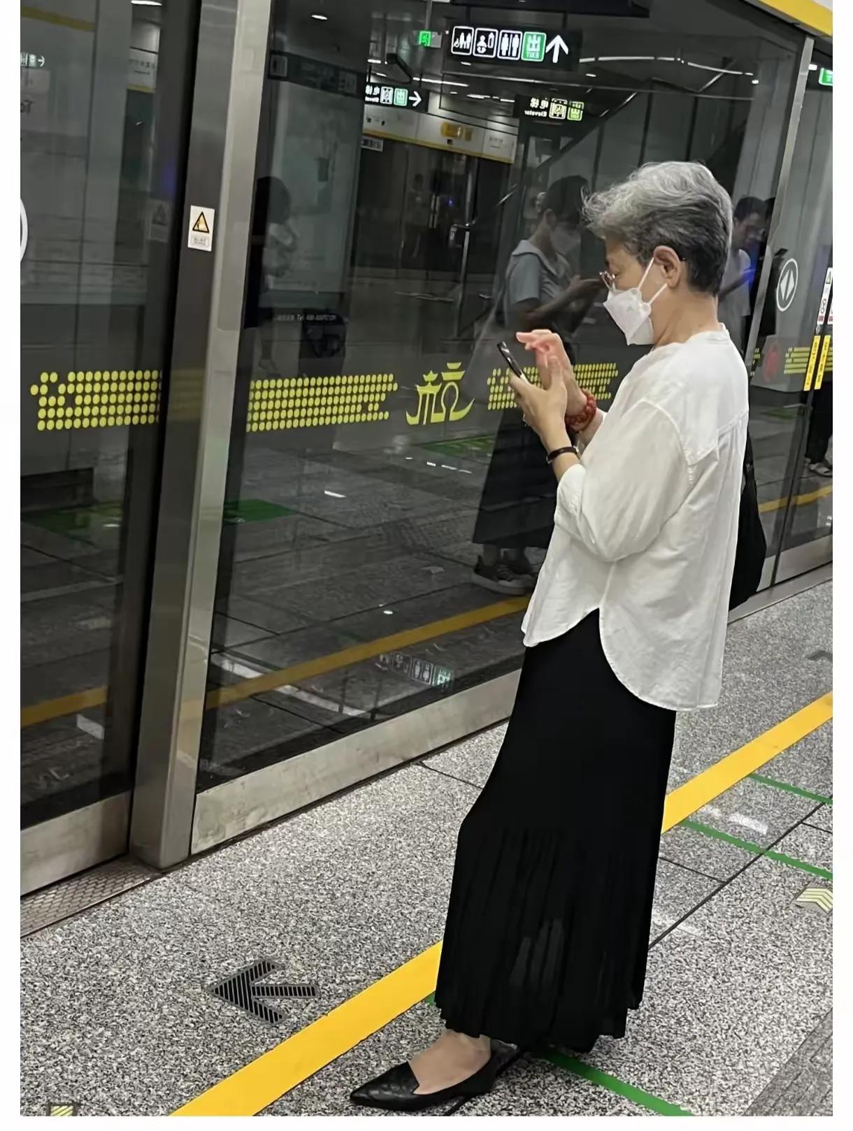 今天乘地铁，看到了这位大姐，简直就是一道风景啊！
看到地铁站里和我一起候车的这位